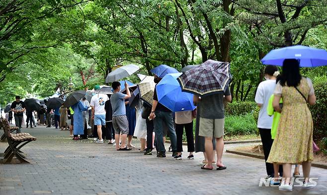 [대구=뉴시스] 이무열 기자 = 코로나19 신규 확진자가 11만 1789명으로 집계된 2일 오전 대구 달서구보건소 선별진료소에서 시민들이 PCR 검사를 받기 위해 순서를 기다리고 있다. 2022.08.02. lmy@newsis.com