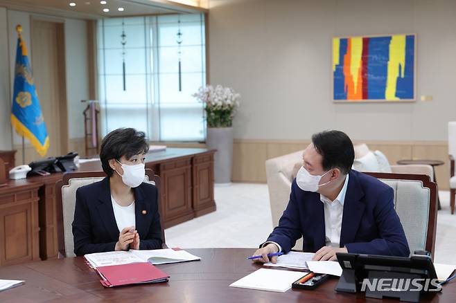 [서울=뉴시스] 윤석열 대통령이 지난달 29일 서울 용산 대통령실 청사에서 박순애 교육부 장관으로부터 업무보고를 받고 있다. (사진=대통령실 제공) 2022.07.29. photo@newsis.com