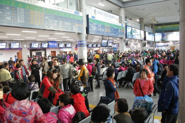 관광객들로 붐비는 인천항 연안여객터미널 모습 ⓒ옹진군청