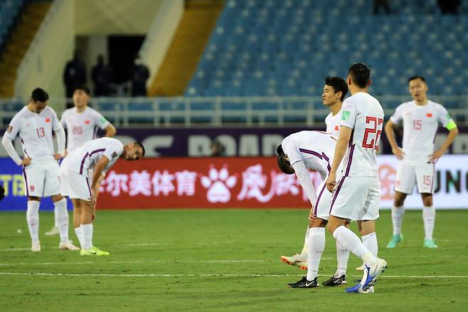 중국 남자 축구대표팀 선수들이 지난 2월 베트남 하노이의 미딩 국립경기장에서 열린 베트남과의 2022 카타르월드컵 아시아지역 최종예선 B조 8차전에서 1-3으로 진 뒤 아쉬워하고 있다. 게티이미지코리아