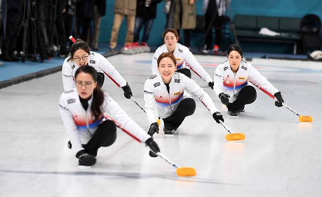 2022 베이징 동계올림픽 여자 컬링 국가대표팀 선수들이 지난 1월 올림픽 출정식이 열린 강릉컬링센터에서 훈련 모습을 선보이고 있다. 강릉 | 연합뉴스