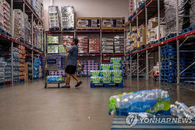 미국 휴스턴의 한 창고형 매장에서 물을 구매하는 소비자 [AFP/게티이미지 연합뉴스 자료사진. 재판매 및 DB 금지]