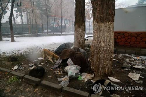 아프간 수도 카불 길가에서 웅크린 마약 중독자. [EPA 연합뉴스 자료사진. 재판매 및 DB 금지]