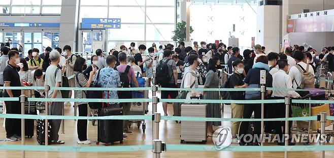 해외 여행객들로 붐비는 인천공항 출국장 (영종도=연합뉴스) 임헌정 기자 = 지난달 20일 오전 영종도 인천국제공항 제1여객터미널 출국장이 해외 여행객들로 붐비고 있다. 2022.7.20 kane@yna.co.kr