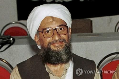 미국 "9.11 테러 배후 빈 라덴 후계자 알자와히리 제거"     (호스트 AP=연합뉴스) 1일(현지시간) 미군이 9.11 테러의 배후인 국제 테러조직 알카에다의 지도자 오사마 빈 라덴의 후계자이자 수장인 아이만 알자와히리를 제거했다고 밝혔다. 이날 오후 조 바이든 미국 대통령은 백악관에서 이에 관한 연설을 할 예정이다. 사진은 2004년 3월 19일 아프가니스탄 호스트에서 촬영돼 공개된 -자와히리 모습. [자료사진] 2022.08.02
    ddy04002@yna.co.kr
(끝)