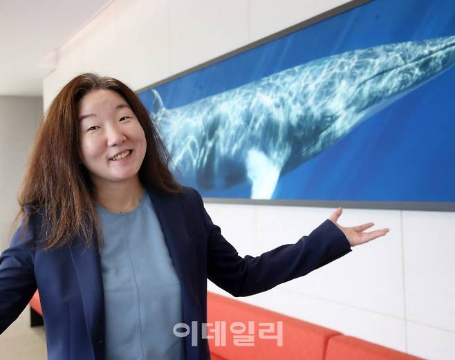 윤지효 법무법인 태평양 파트너 변호사가 1일 서울 종로구 사무실에서 인터뷰에 응하고 있다. 뒤로 보이는 고래 사진은 법무법인 태평양 26층 대회의실에 걸린 밍크고래 작품. 사진작가 브라이언 오스틴(Bryant Austin)의 원작(1.8m*9.1m)을 축소(80cm*4m)해 걸었다. 엘리베이터에 싣지 못하는 크기라서 계단을 거쳐 올렸다. 그만큼 태평양이 애착하고 이곳을 대표하는 게 고래다. 드라마 ‘이상한 변호사 우영우’에서 우영우 변호사를 상징하기도 한다. (사진=이데일리 김태형 기자)