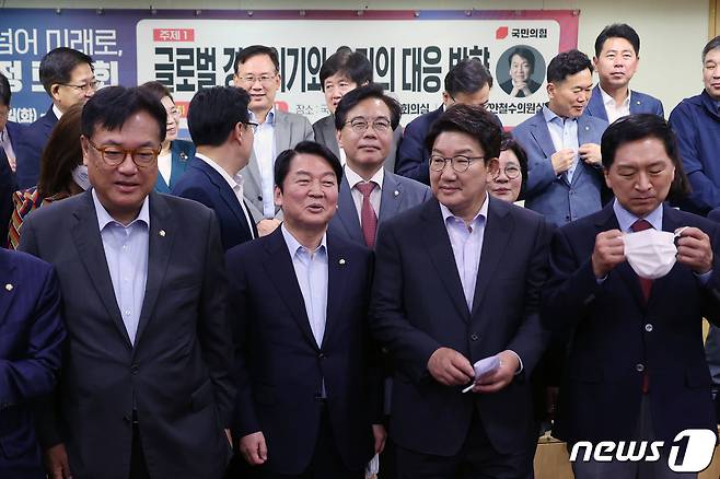 안철수 국민의힘 의원과 권성동 대표 직무대행 겸 원내대표, 정진석 국회부의장, 김기현 전 원내대표 등 참석자들이 12일 서울 여의도 국회의원회관에서 열린 위기를 넘어 미래로, 민·당·정 토론회에 앞서 기념 촬영을 하고 있다. (공동취재) 2022.7.12/뉴스1 ⓒ News1 허경 기자