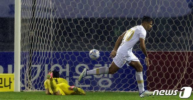 대구FC 페냐가 31일 오후 경기 수원종합운동장에서 열린 프로축구 '하나원큐 K리그 2022' 25라운드 대구FC와 수원FC와의 경기 후반전에서 골을 넣은 뒤 세리머니를 하고 있다. 이날 경기는 혈투 끝에 2대 2 무승부 기록했다. 2022.7.31/뉴스1 ⓒ News1 이동해 기자