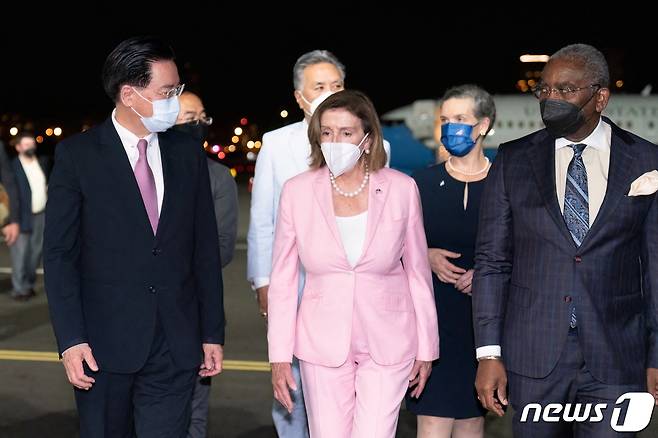 낸시 펠로시 미국 하원의장이 2일 대만 타이베이의 쑹산공항에 도착하고 있다. ⓒ AFP=뉴스1 ⓒ News1 우동명 기자