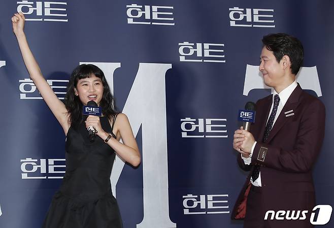 모델 정호연(왼쪽)이 2일 오후 서울 강남구 메가박스 코엑스점에서 열린 영화 '헌트(HUNT)' VIP 시사회에 '오징어게임'에서 함께 열연을 펼친 이정재를 응원하고 있다. ⓒ News1 권현진 기자