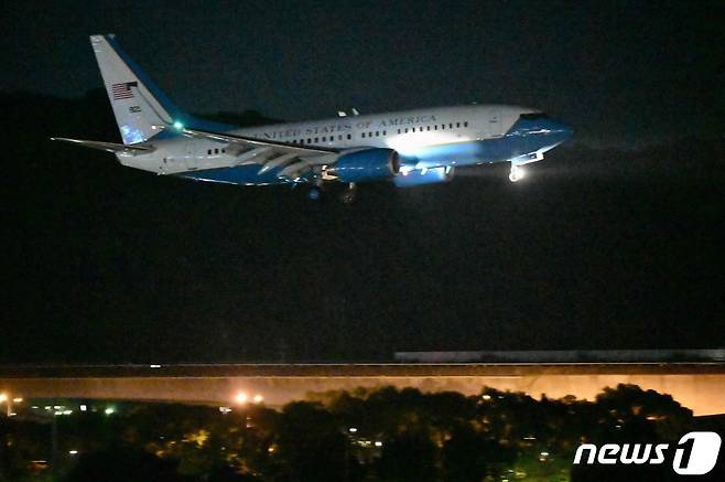 2일 (현지시간) 중국의 격렬한 반발 속에 낸시 펠로시 미국 하원의장을 태운 군용기가 대만 타이베이의 쑹산공항에 착륙을 하고 있다. ⓒ AFP=뉴스1 ⓒ News1 우동명 기자