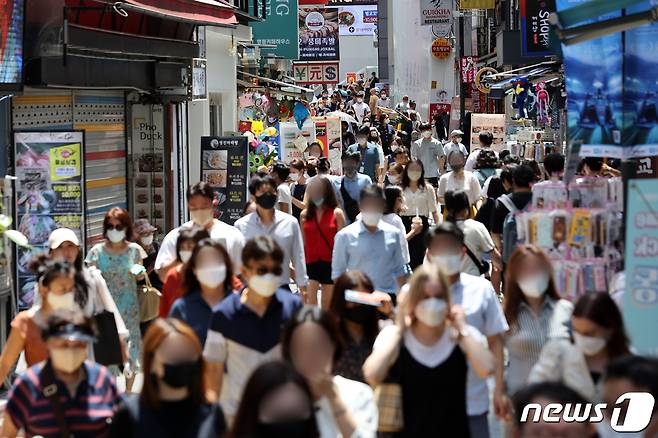 신종 코로나바이러스 감염증(코로나19)의 확산세가 뚜렷해지면서 기업들도 직원의 확진자 발생 추이 모니터링 강화와 회식자제 등 대응 강도를 높이는 것으로 알려졌다. 이로 인해 식당, 주점 등 자영업자 매출에 영향이 미칠 전망이다. 25일 서울 시내 한 거리에서 시민들이 마스크를 착용한 채 발걸음을 옮기고 있다. 2022.7.25/뉴스1 ⓒ News1 조태형 기자