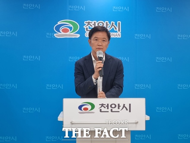 이정만 국민의힘 충남도당위원장이 지난달 28일 천안시청 브리핑실을 방문한 자리에서 "윤석열 정부의 성공을 돕겠다"고 취임의 변을 밝혔다. / 천안=김경동 기자