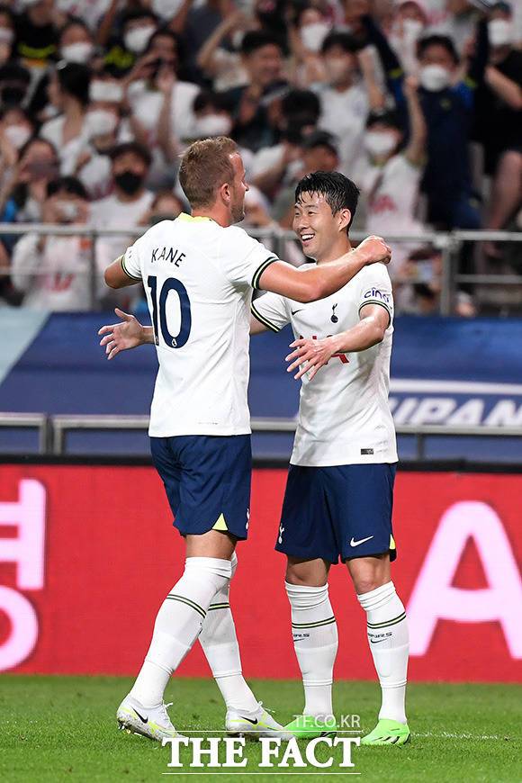 오는 6일 개막하는 손흥민의 EPL 경기는 이제 유료 채널에서만 볼 수 있게 됐다. 사진은 2022~23시즌을 앞둔 방한 프리시즌 매치에서 서로를 격려하는 손흥민과 해리 케인./서울월드컵경기장=남용희 기자