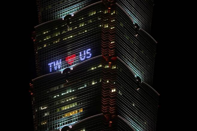 지난 2일 낸시 펠로시 미국 하원의장의 대만 방문이 임박하자 랜드마크 '타이베이 101' 건물에 'TW♡US’라는 환영 문구가 나타났다. /로이터 연합뉴스