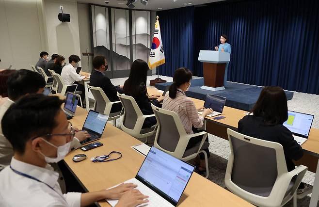 13일 오전 서울 용산 대통령실 브리핑룸에서 강인선 대변인이 북송 탈북 어민 사진과 관련해 브리핑을 하고 있다.연합뉴스