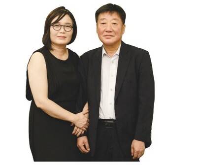 2016년 덴마크 왕립발레단의 유일한 아시아인 발레리나가 된 딸 홍지민의 귀국 공연 때 남편 홍순우(전 경남지사 특별보좌관)씨와 함께한 고 안성주씨. 고대민주동우회 제공