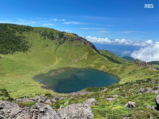 태풍에 만수가 된 한라산 백록담 (시청자 제공)