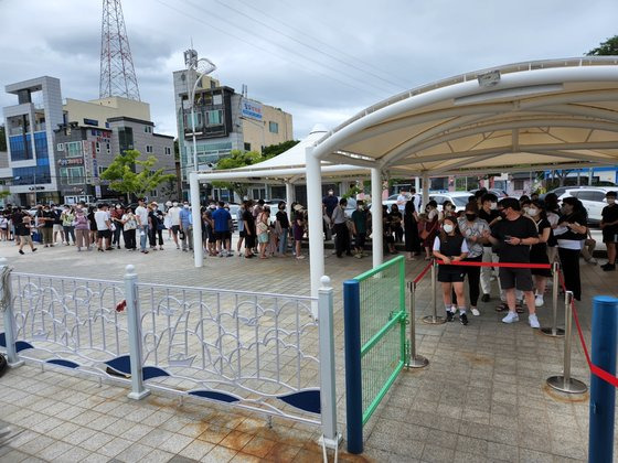 울산 장생포 '고래바다여객선' 탑승을 기다리는 많은 사람들. 드라마 '이상한 변호사 우영우'의 인기로 고래 탐사 여객선을 체험하려는 사람들이 부쩍 늘었다. 사진 울산도시관리공단