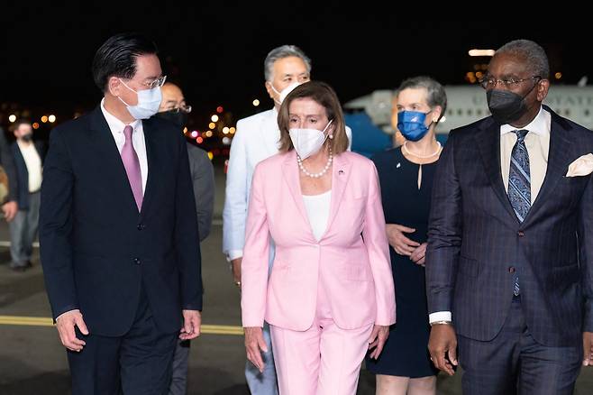 2일 펠로시 의장이 대만 쑹산 공항에 도착하고 있다. AFP=연합뉴스