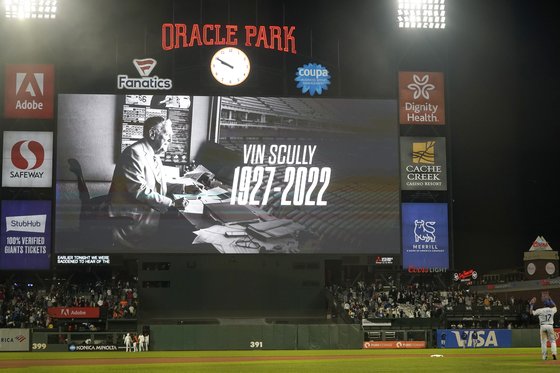 빈 스컬리가 영면한 3일(한국시간) LA 다저스의 원정 경기가 열린 샌프란시스코 오라클파크 전광판에 그를 추모하는 메시지가 떴다. AP=연합뉴스
