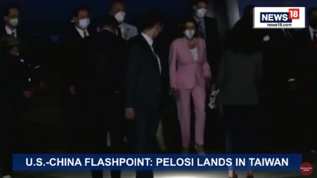 대만 타이베이 쑹산 공항에 도착한 낸시 펠로시 미국 하원의장이 2일 밤 비행기에서 내려 공항 쪽으로 이동하고 있다. CNN-News18 유튜브 채널 라이브 영상 채널 캡쳐