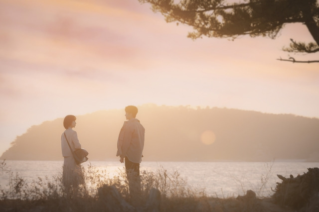 드라마 '이상한 변호사 우영우' 4회 스틸컷. 주인공 우영우가 송무팀 직원 이준호에게 수족관에 갇혀 있는 고래들에 대해 이야기 하는 장면이다. ENA 제공