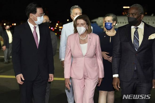 [타이베이=AP/뉴시스] 낸시 펠로시 미국 하원의장이 2일(현지시간) 대만 타이베이 쑹산 공항에서 조지프 우 대만 외교장관과 대화하며 걸어 나오고 있다. 펠로시 의장은 3일 차이잉원 대만 총통을 만날 것으로 알려졌다. 2022.08.04.