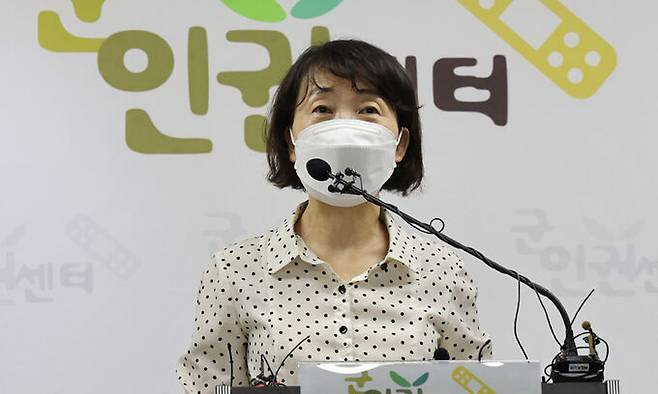 3일 군인권센터에서 김숙경 군성폭력상담소장이 '공군15비 여군 하사 성폭력 사건 반박' 기자회견을 하고 있다. 연합뉴스