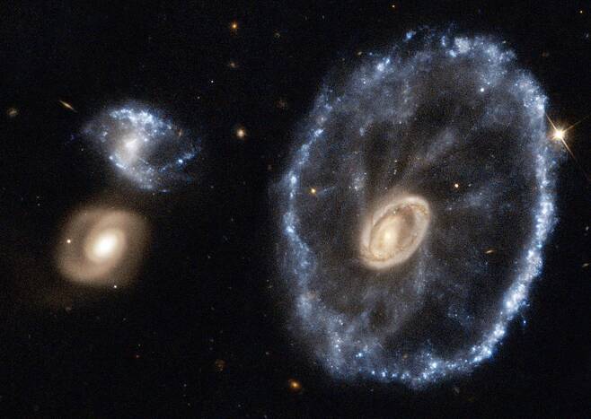 과거 허블우주망원경이 포착한 수레바퀴 은하. 사진=ESA/Hubble & NASA