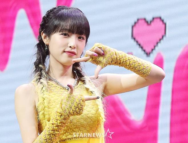 가수 최예나(YENA)가 3일 오후 서울 광장동 예스24 라이브홀에서 진행된 두 번째 미니앨범 '스마트폰(SMARTPHONE)' 쇼케이스에 참석해 포즈를 취하고 있다.  최예나의 타이틀곡 '스마트폰(SMARTPHONE)'은 에너제틱한 드럼 비트와 전자베이스 사운드가 매력적인 곡으로, 스마트폰이 일상이자 친구가 되어버린 현시대를 최예나의 시선으로 재기발랄하게 표현했다. 2022.08.03 /사진=김창현 기자 chmt@