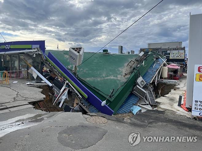 낙산해수욕장 인근 싱크홀…무너진 편의점 (양양=연합뉴스) 3일 오전 강원 양양군 강현면 낙산해수욕장 인근 공사 현장에서 가로 12ｍ, 세로 8ｍ, 깊이 5ｍ 크기의 싱크홀(지반 침하)이 발생해 주변 편의점 건물 일부가 무너지는 사고가 발생했다. 2022.8.3 [양양군청 제공. 재판매 및 DB 금지] taetae@yna.co.kr