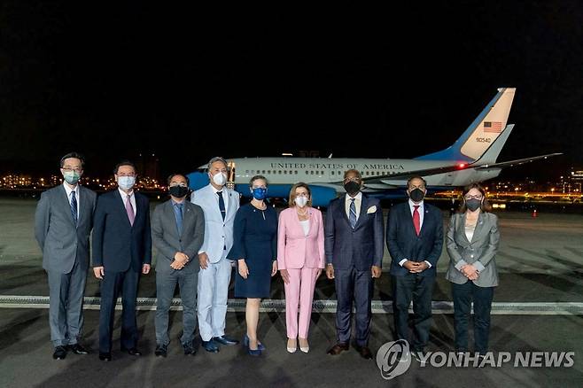 2일 대만 도착 후 공항에서 기념 촬영 중인 낸시 펠로시 미국 하원의장(분홍색 정장) [대만 외교부 제공. 로이터 연합뉴스]