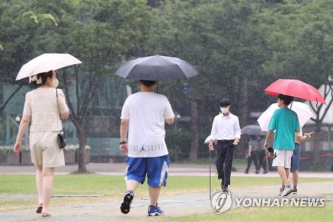 소나기 내리는 서울 [연합뉴스 자료 사진]