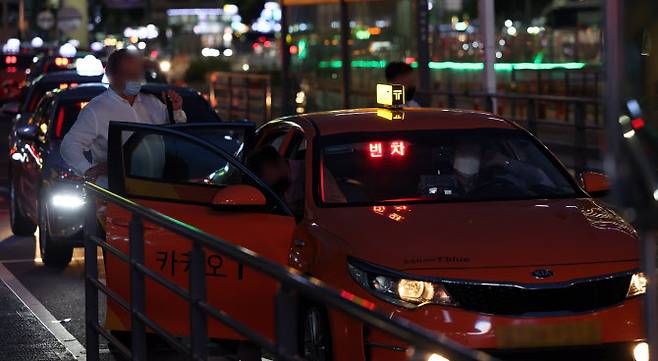 서울역 택시승강장에서 시민들이 택시를 타고 있다.(사진=연합뉴스)