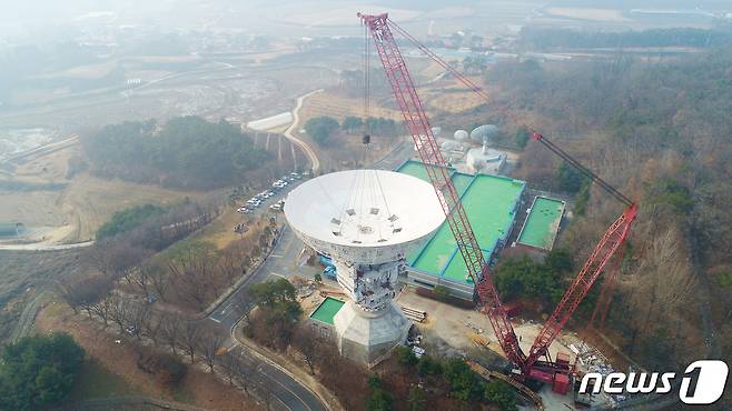 11일 오전 SK브로드밴드가 경기도 여주시 여주위성센터에서 국내 최대 35미터급 심우주 안테나 반사판 설치 상량식을 갖고 있다. 심우주지상국은 한국형 달 궤도선과 통신하며, 달 궤도 진입 및 임무고도 유지를 위한 동작을 제어하는 등 우주탐사 임무 수행을 위한 핵심적인 역할을 할 예정이다. (한국항공우주연구원 제공) 2020.12.11/뉴스1