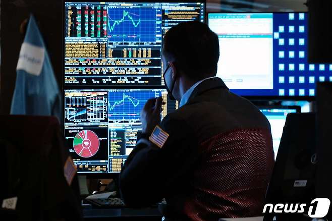 NYSE의 한 트레이더가 모니터를 보고 있다. ⓒ AFP=뉴스1