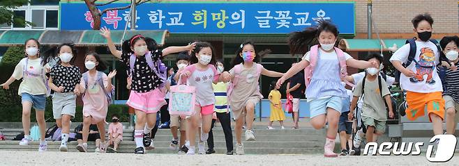 방학을 맞은 학생들이 하교하는 모습. /뉴스1 ⓒ News1 김기태 기자