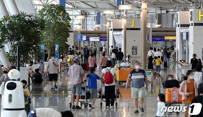 지난달 24일 인천국제공항 제1여객터미널에서 여행을 떠나는 관광객들이 인파를 이루고 있다. 2022.7.25/뉴스1 ⓒ News1 장수영 기자