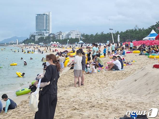 올 피서철 극성수기가 시작된 지난달 30일 강원 강릉 경포해수욕장 백사장이 물놀이를 즐기러 온 피서객으로 가득하다. 2022.7.30 ⓒ News1 윤왕근 기자