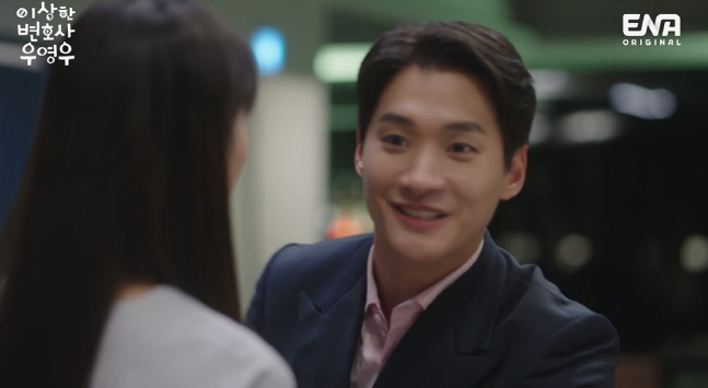 Choi Soo-yeon (Yoon-kyeong Ha) finally learned the reality of the introduction person when he wanted to achieve the dream of proper love in the ENA drama Extraordinary Attorney Woo broadcast on the 3rd.Choi Soo-yeon, who learned that Lee Joon-ho (Kang Tae-oh), who had a crush on the air earlier, liked his colleague Jung Wooyoung (Park Eun-bin), said, I will do a proper love.However, I was frustrated by the reality that I rarely met a good man, and I went out on a blind date arranged by Young Woo and ran out to a shocking Material Gag.After that, I met a warm man on a blind date, and when the man came to the company, he ran out of makeup.Introduced to Su-yeon, who has a cold, he handed a bouquet of marigold flowers to honey.The woman said, Have you met a steak house for about two weeks? Eat a lot.Lee Jong-kwon said, Today is the last time I spend money, and I will lose my wallet frequently in the future. He said, That man Lawyer, accountant, and prosecutor are professional fraudsters.As soon as she saw Su-yeons introduction, she shouted, Give me the money I lent you, and the man was dragged to Su-yeon, saying, I will call you back.Su-yeon, who was angry at Loveun, said to the employee, Give me the most expensive drink here, he will pay for it.