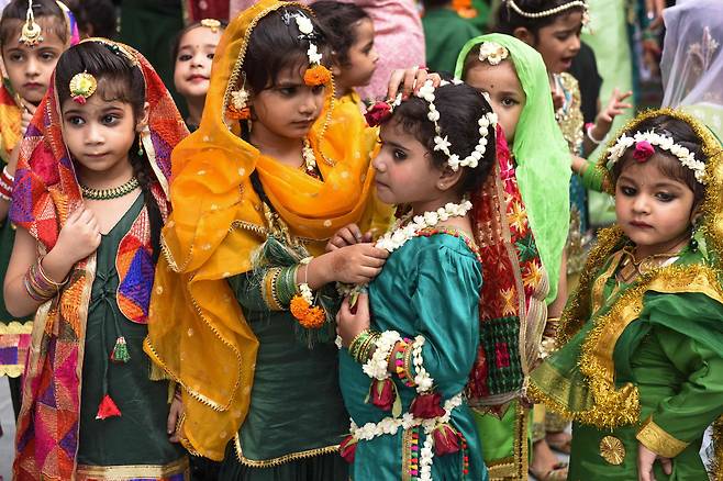 지난달 29일(현지 시각) 인도 암리차르에서 소녀들이 몬순 시즌에 앞서 열린 '티즈 축제'(Teej festival)를 기념하며 녹색 옷을 입고 있다. '티즈 페스티벌'은 여성을 위해 네팔과 인도에서 개최되는 힌두교 축제다. /AFP, 연합뉴스