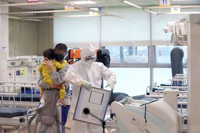 17일 오후 경기도의료원 수원병원에 마련된 '코로나19 재택치료 단기외래 진료센터'에서 의료진이 어린이 환자를 엑스레이를 이용해 진료하고 있다./뉴스1
