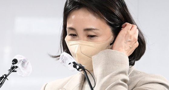 이재명 더불어민주당 의원의 부인 김혜경씨가 지난 2월 9일 서울 여의도 당사에서 기자회견을 열고 '과잉 의전' 논란 등과 관련해 사과하고 있다. 뉴시스