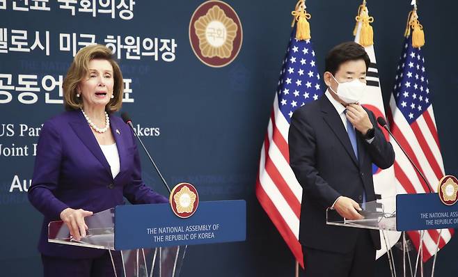 낸시 펠로시 미국 하원의장이 4일 국회 본청에서 열린 김진표 국회의장과 공동언론발표에서 발표문을 낭독하고 있다. 김성룡 기자