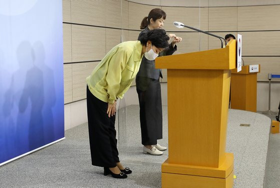 박순애 부총리 겸 교육부 장관이 4일 오전 정부세종청사 브리핑룸에서 2학기 방역과 학사 운영 방안 계획을 설명한 뒤 인사하고 있다. 그는 이날 일정을 이유로 기자들 질문을 받지 않았고, 학제개편 관련 질문을 하려는 취재진과 뒤엉커 집무실로 돌아가려다가 신발이 벗겨지는 해프닝을 겪었다. 연합뉴스