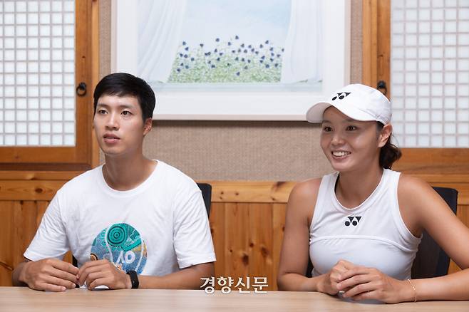 장수정(오른쪽)이 지난 1일 경기도 시흥 씽크론 아카데미에서 트레이너 겸 코치인 친오빠 장광익씨와 인터뷰하며 웃고 있다. 우철훈 선임기자