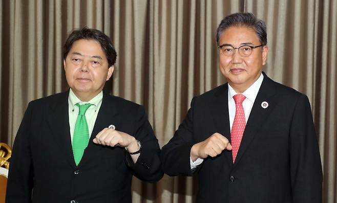 South Korean Foreign Minister Park Jin and his Japanese counterpart Yoshimasa Hayashi pose in their bilateral talks held on the sidelines of the ASEAN-led foreign ministers' meetings in Phnom Penh on Thursday. (Yonhap)