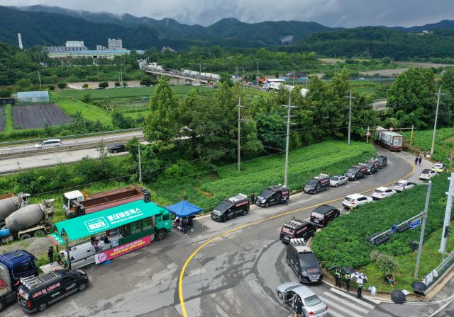 3일 강원 홍천군 하이트진로 강원공장 입구. 민주노총 공공운수노조 화물연대는 지난 2일부터 출입 도로를 차단하고 농성을 이어가고 있다. 연합뉴스