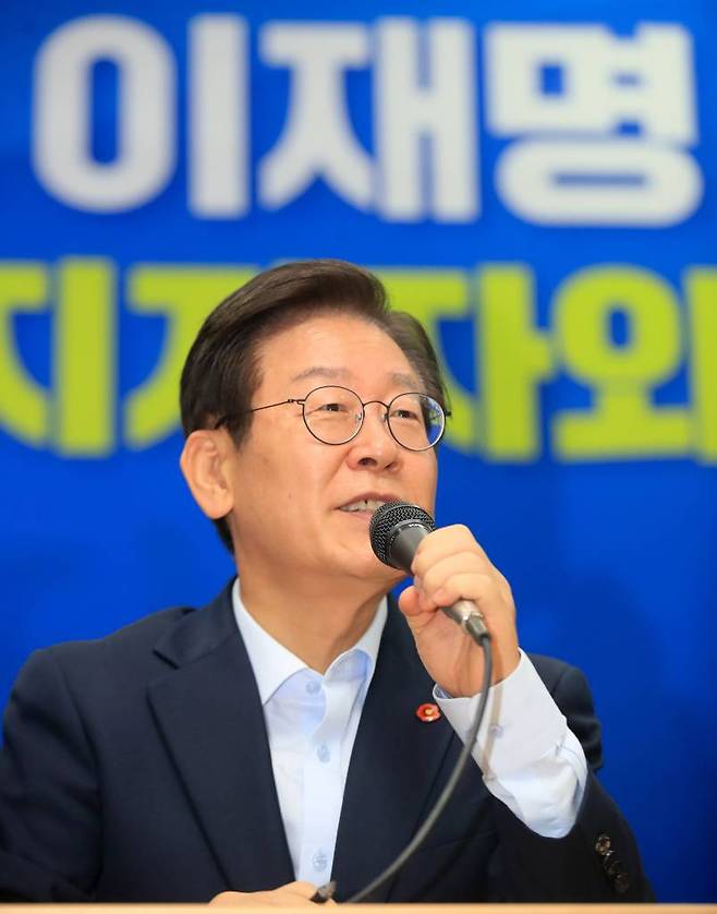 [제주=뉴시스] 우장호 기자 = 이재명 더불어민주당 당대표 후보가 4일 오전 제주상공회의소 국제회의장에서 열린 '제주지역 당원 및 지지자와의 대화'에 참석해 발언하고 있다. 2022.08.04.